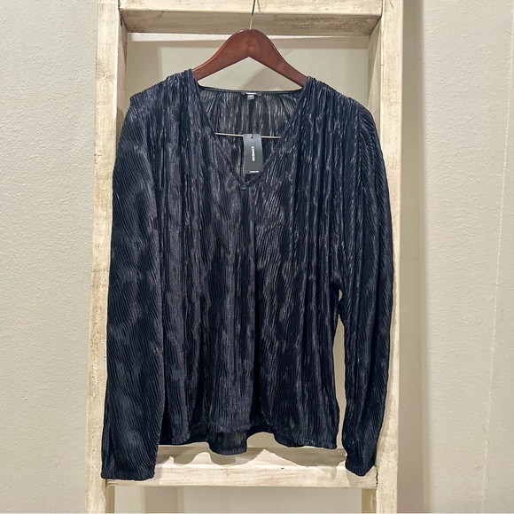 NWT EXPRESS Skimming Textured V-Neck Long Sleeve Pleated Top- Size L - Picture 4 of 9